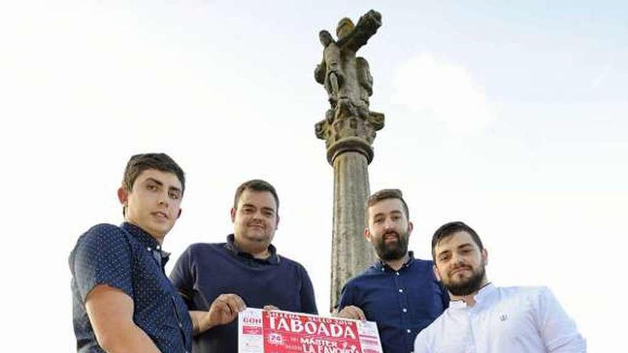 La comisión muestra el cartel en el campo de la fiesta. // Bernabé/J.Lalín