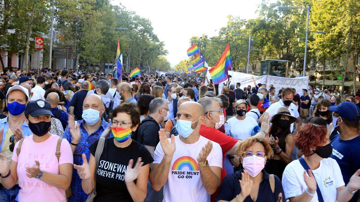 Centenars de persones concentrades al passeig de Gràcia de Barcelona contra la violència LGTBI-fòbica, amb representants de la Plataforma d&#039;Entitats LGTBI i el Pride a la capçalera. 22 de juliol del 2021. (Horitzontal)