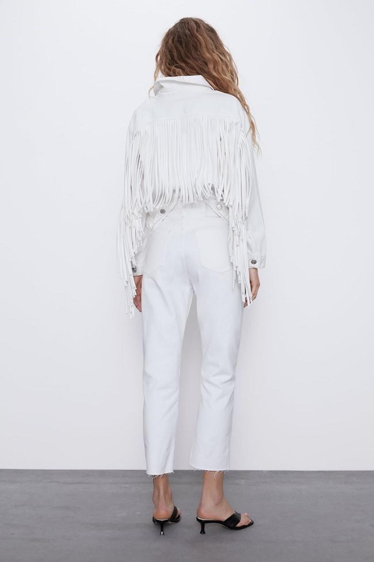 Algo ocurre con esta chaqueta vaquera blanca con flecos de Zara que tiene  lista de espera - Woman