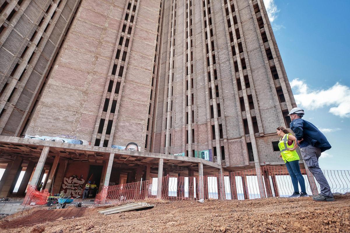 Trabajos de demolición de las escaleras de los pisos bajos del mamotreto de Añaza