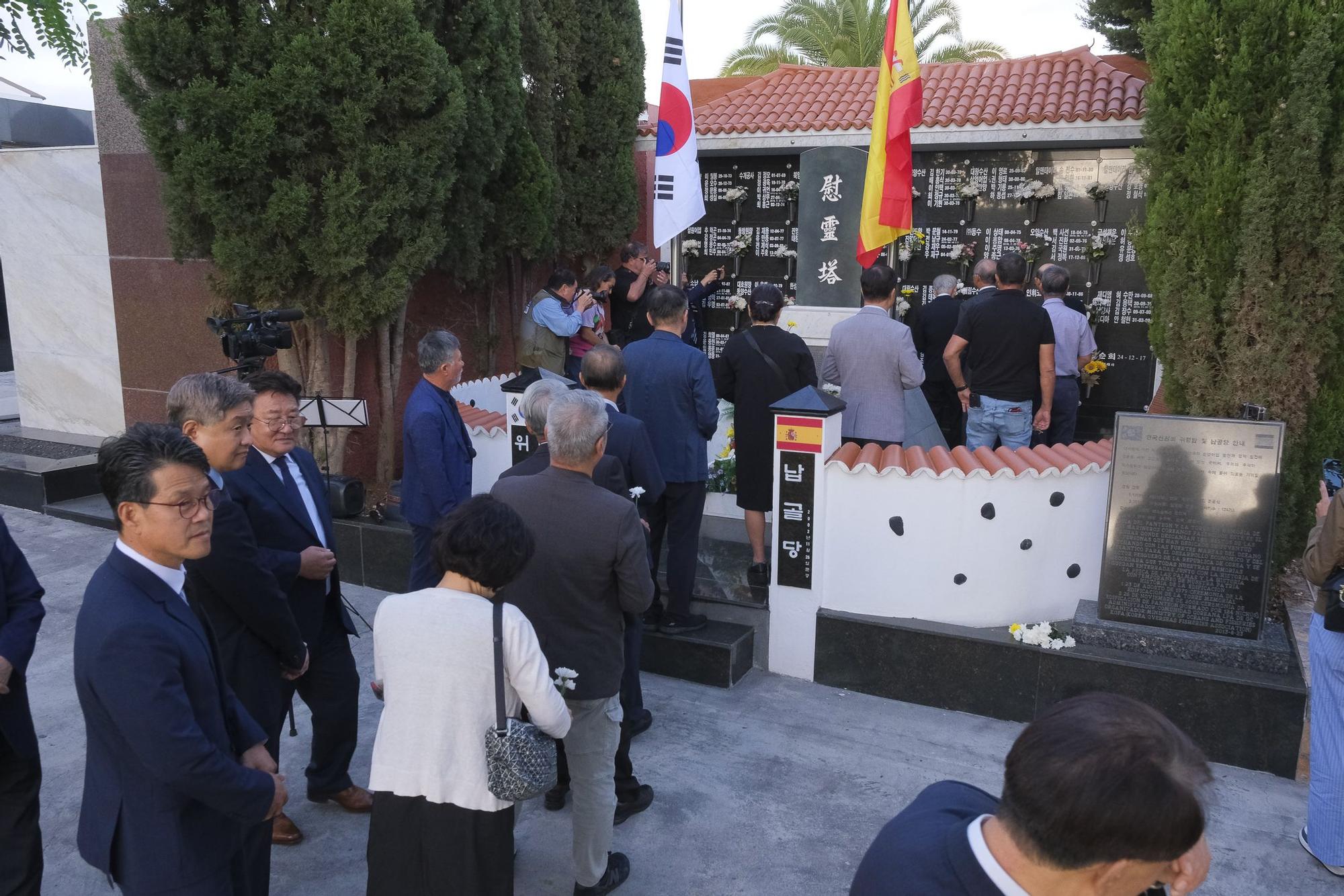 Ofrenda floral a los marinos coreanos fallecidos en Gran Canaria