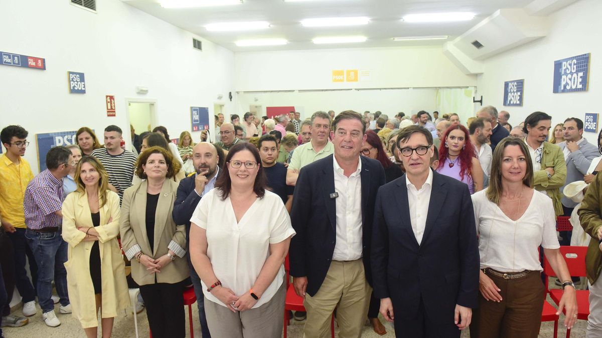 En primer término, Alejandra Pérez Máquez, José Ramón Gómez Besteiro, Salvador Illa y Lara Méndez, este viernes, en el acto en la sede del PSOE de A Coruña con militantes.