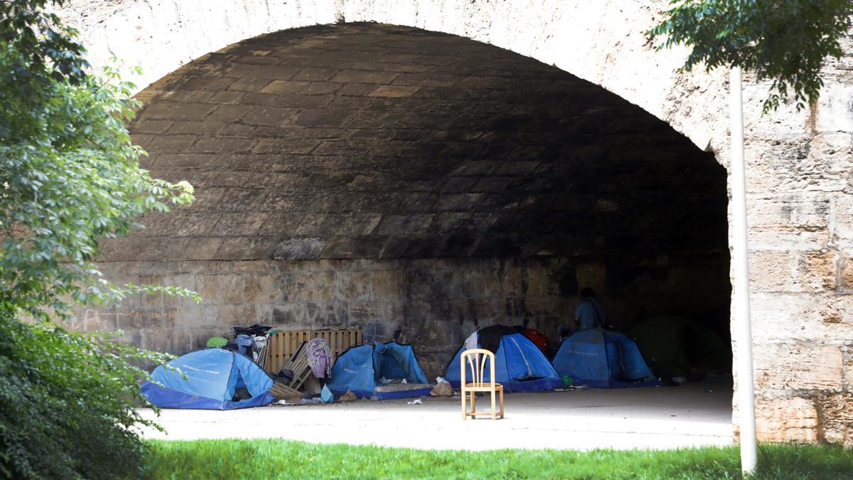 Valencia. Tiendas de indigentes debajo del puente del Real