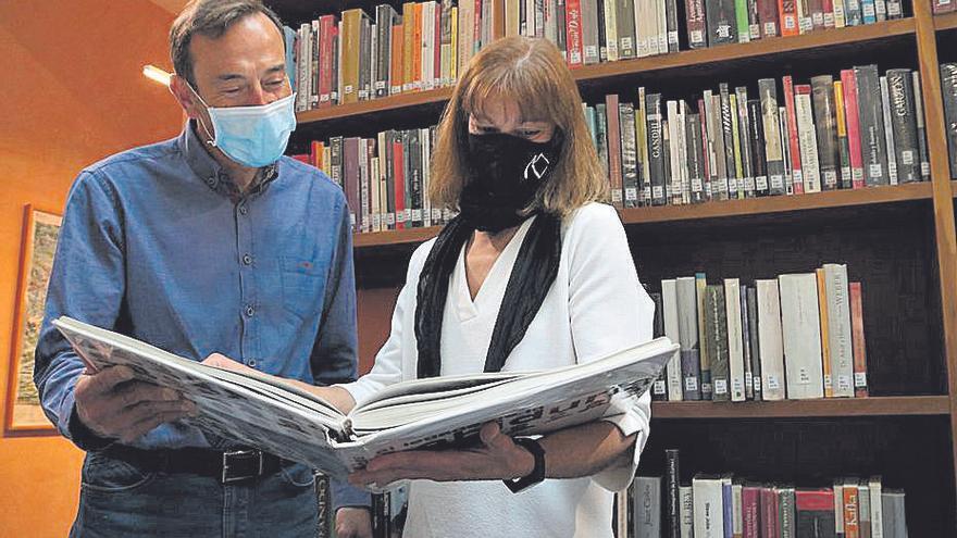 L&#039;alcalde d&#039;Olot i la directora de la Biblioteca