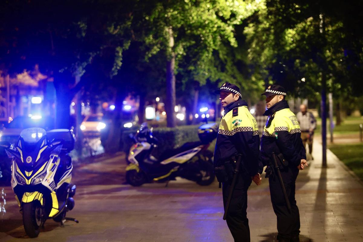 Córdoba. Cruces de Mayo por la noche. Policía Local, Cruz Roja. Vial Norte