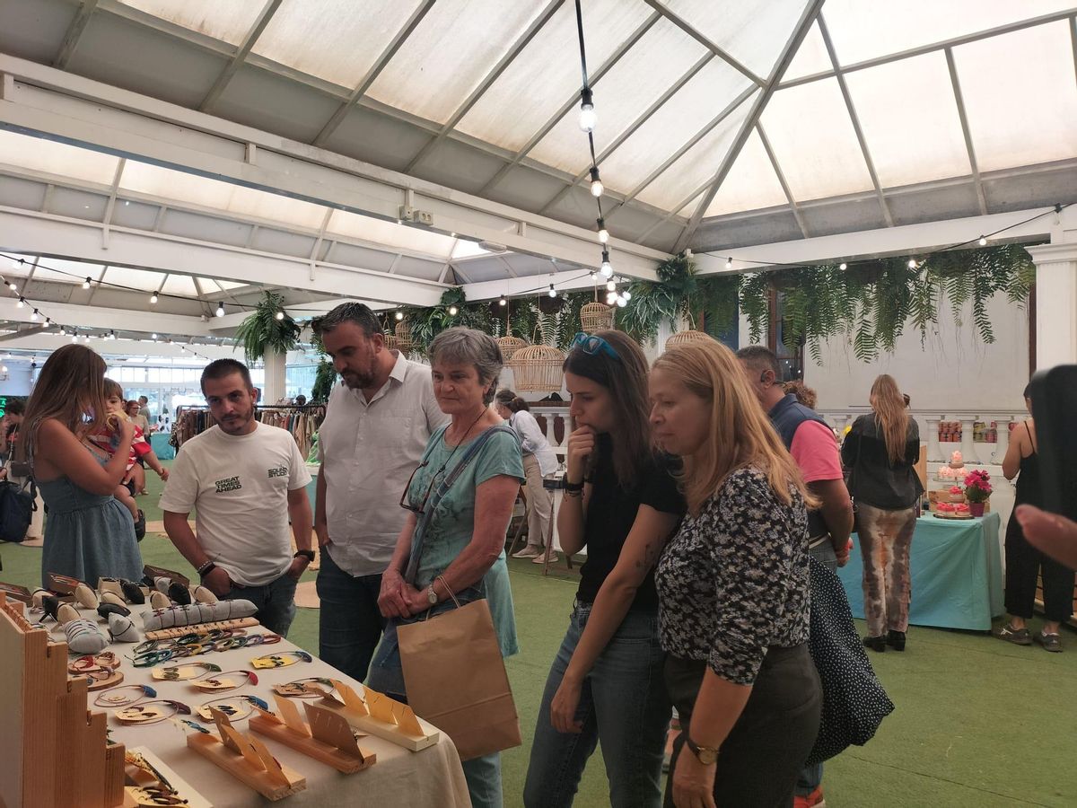 Los concejales durante la visita a la muestra de artesanía.