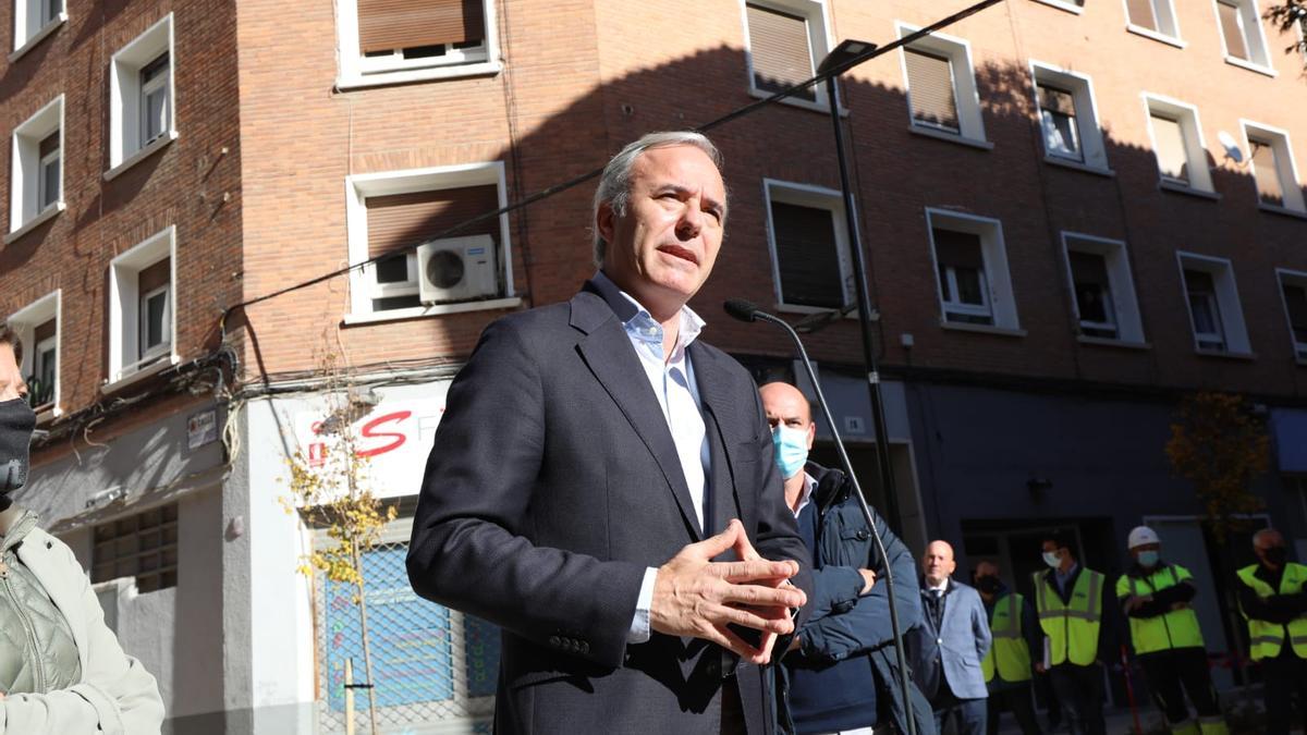 El alcalde de Zaragoza, Jorge Azcón, durante su visita a las obras de la calle Santiago Lapuente.