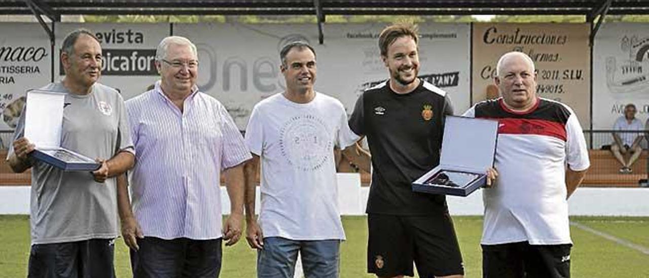 Josep Moragues y Nico López recibieron una placa del Can Picafort.