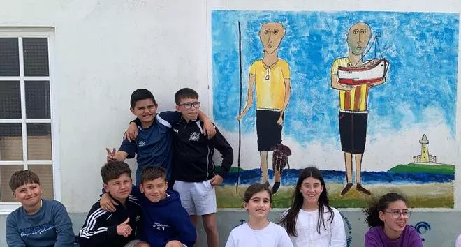 Aguiño rende homenaxe a Manuel Ayaso cun novo mural colectivo