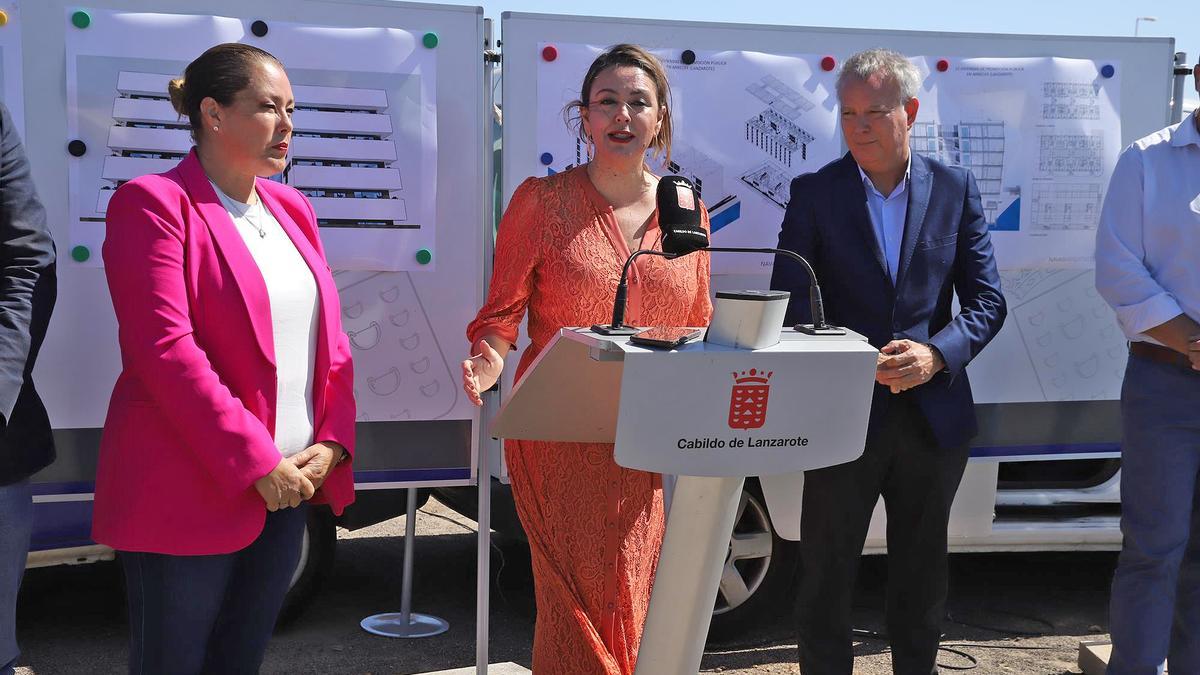 Astrid Pérez, María Dolores Corujo y Sebastián Franquis presentan el proyecto de las primeras 134 viviendas sociales que se construirán en Maneje.