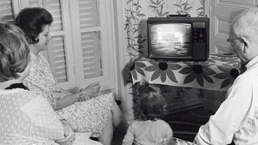 Una familia sigue por televisión la llegada del hombre a la Luna.