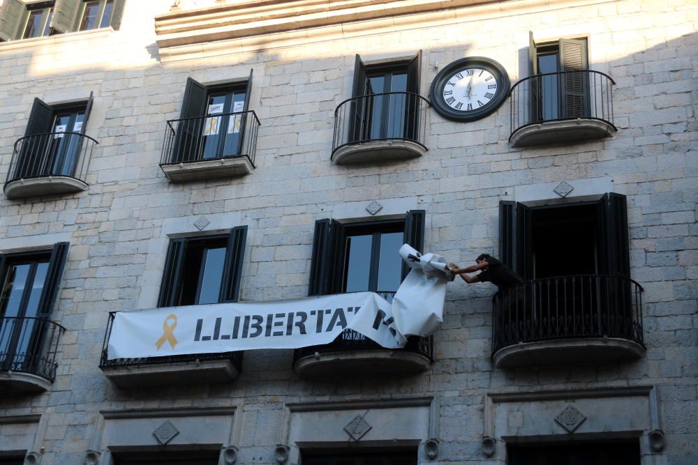 Canvi de pancarta a l'Ajuntament.