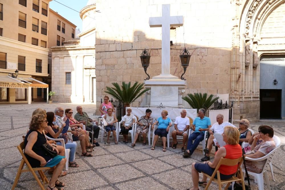 Vecinos de Callosa de Segura llevan 7 meses vigilando para que no retiren la Cruz