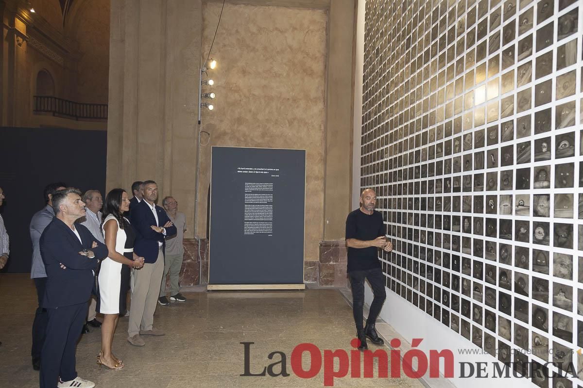 Así es la exposición 'Los Asomados' de Lidó Rico, que llega a Caravaca en su Año Jubilar