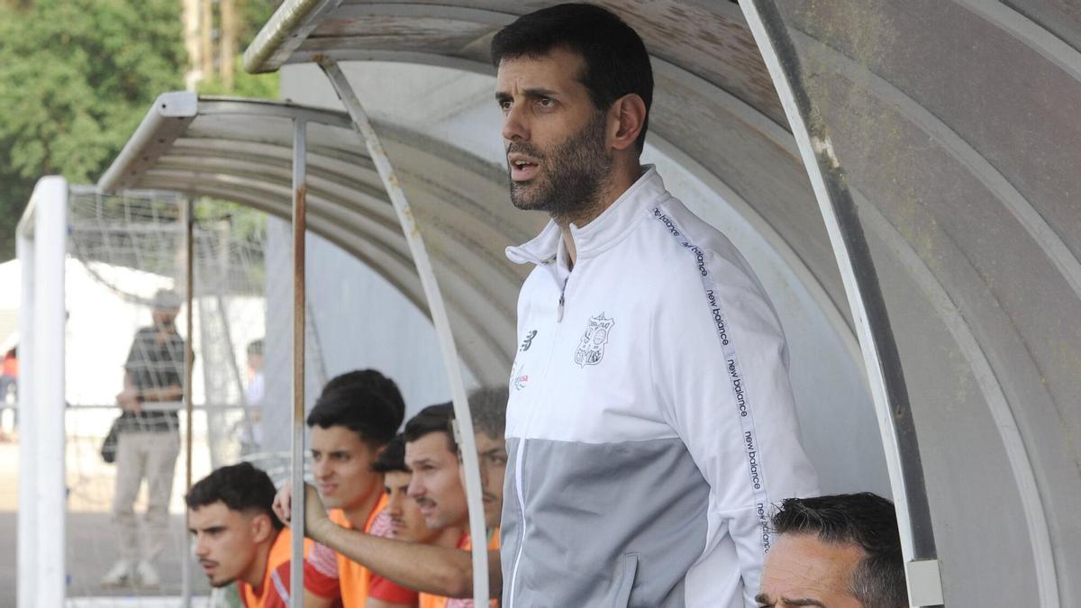 Manuti en un partido anterior del Estradense.