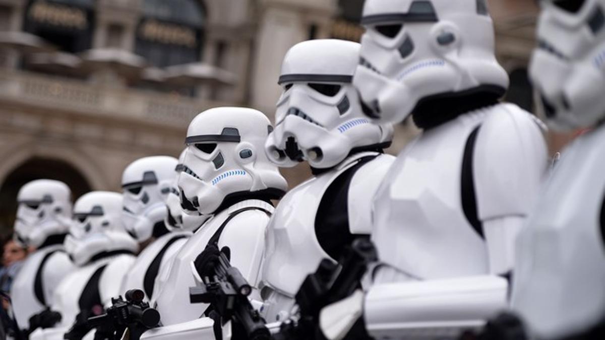 Soldados del imperio, en la plaza del Duomo de Milán, con motivo de la celebración del Día de Star Wars.