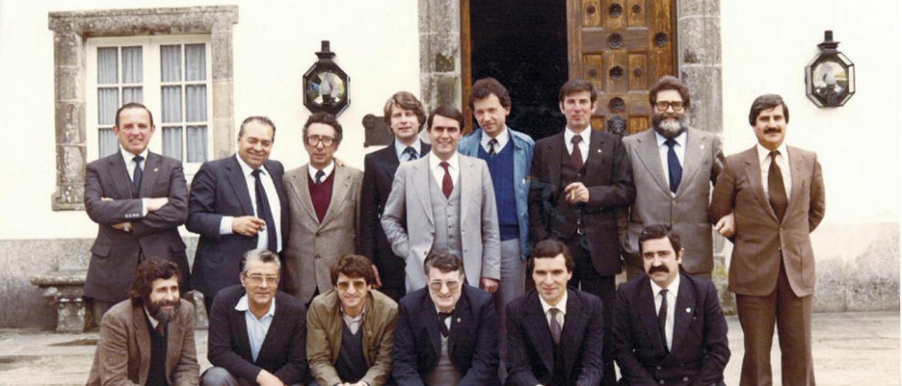 En el centro, de pie, con miembros de la primera corporación democrática de Vigo, en 1979 en el pazo de Castrelos.