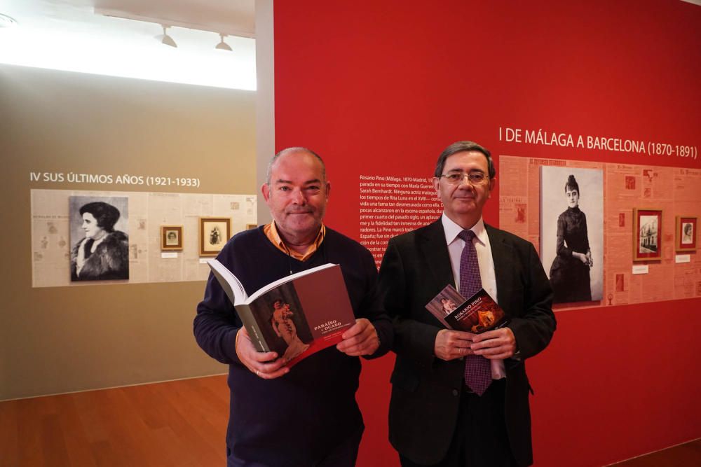 Rafael Inglada, con su monografía de Rosario Pino y el director del MUPAM, Elías de Mateo, en la muestra sobre la actriz.