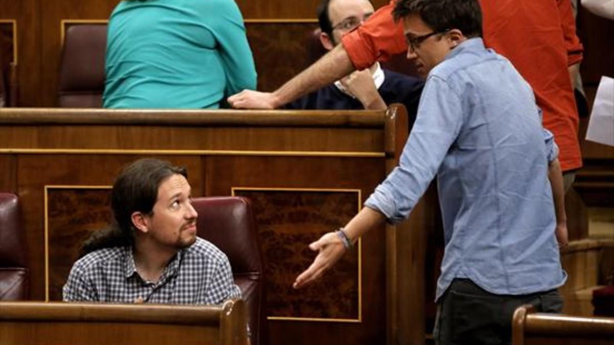 Pablo Iglesias e Íñigo Errejón discuten en el hemiciclo del Congreso, el pasado 4 de abril.