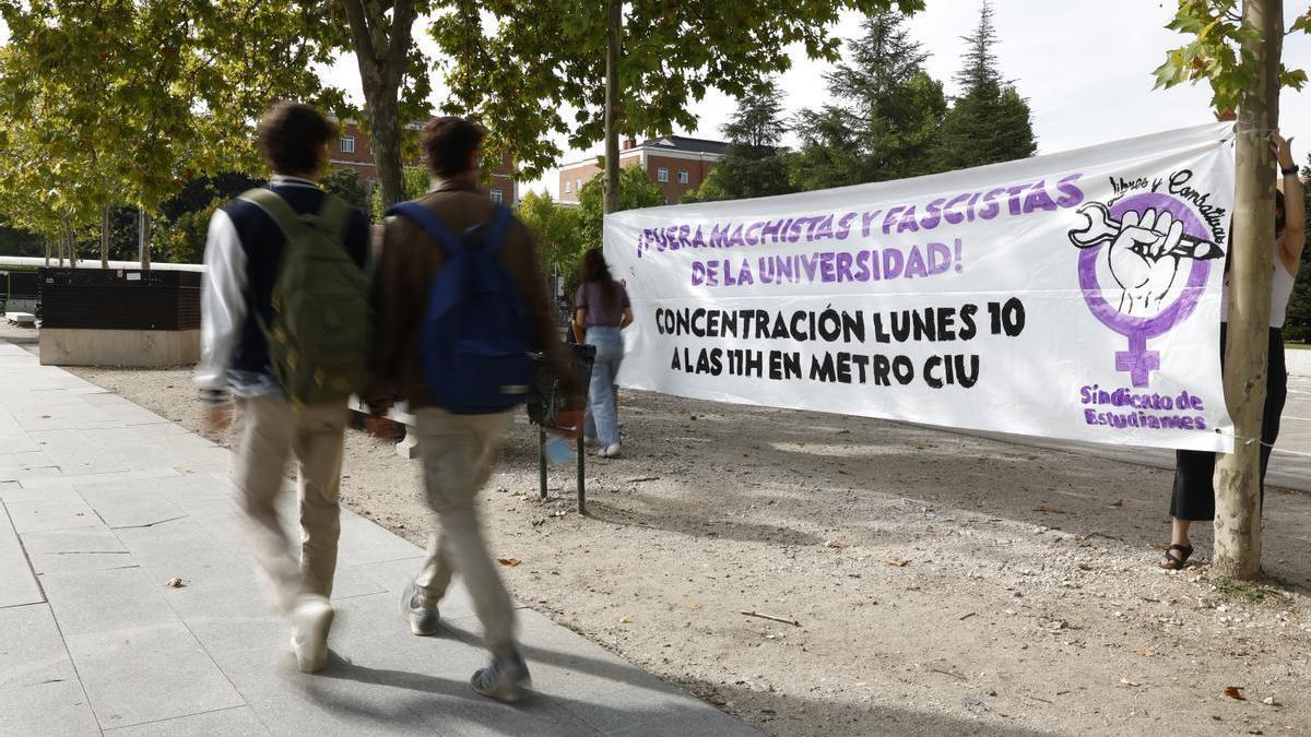 Concentración convocada por el Sindicato de Estudiantes en protesta por los gritos machistas de residentes del Colegio Mayor Elías Ahuja en la Avenida Complutense en Madrid.