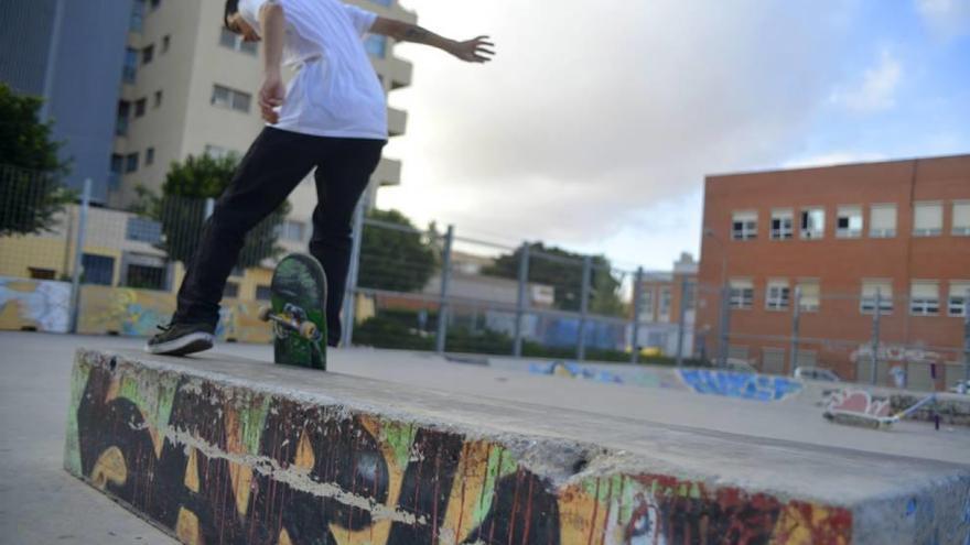 Los skaters  firman para  que se rediseñe su zona de patinaje