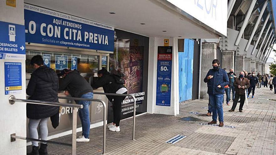 Colas el martes en Riazor para comprar las entradas.