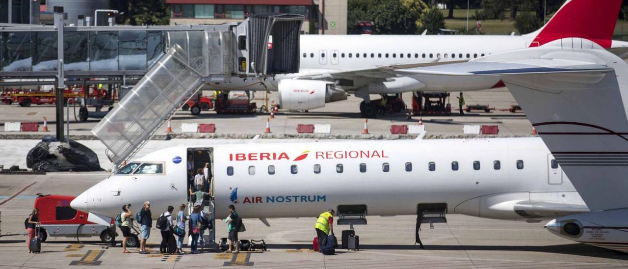 Aviones de Air Nostrum e 
Iberia en el aeropuerto de
Peinador.  // C. Graña