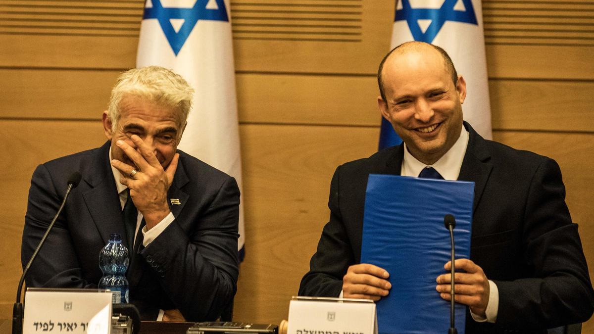 El primer ministro de Israel, Naftali Bennett (d), junto al ministro de Exteriores, Yair Lapid.