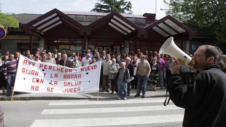 Una protesta vecinal ante el centro de salud.