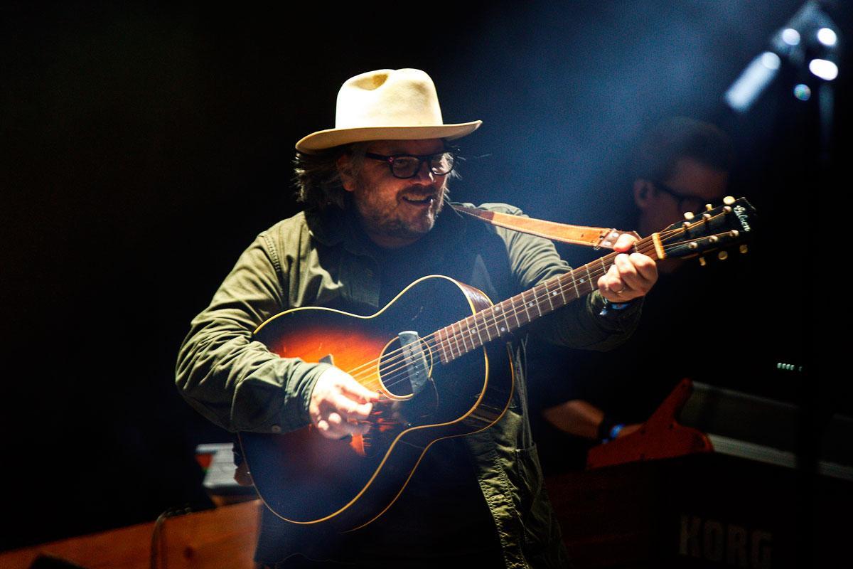 El cantante, guitarrista y compositor Jeff Tweedy, líder de Wilco, durante un concierto.
