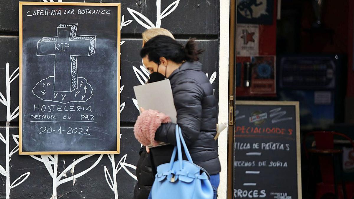 Cartel de protesta en un bar en el último día de actividad hostelera, el pasado 20 de enero. | M. A. MONTESINOS