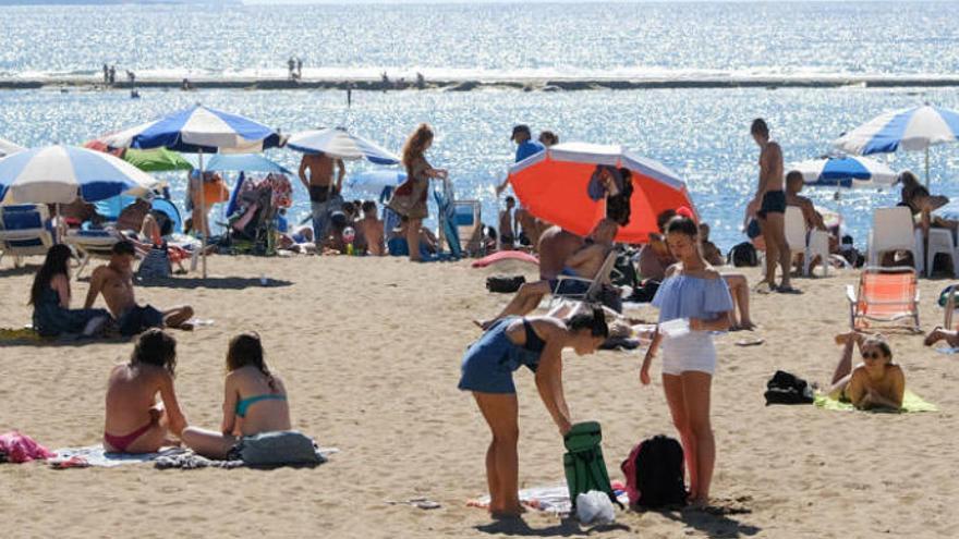 Bañistas en la playa de Las Canteras durante este puente de San Juan.