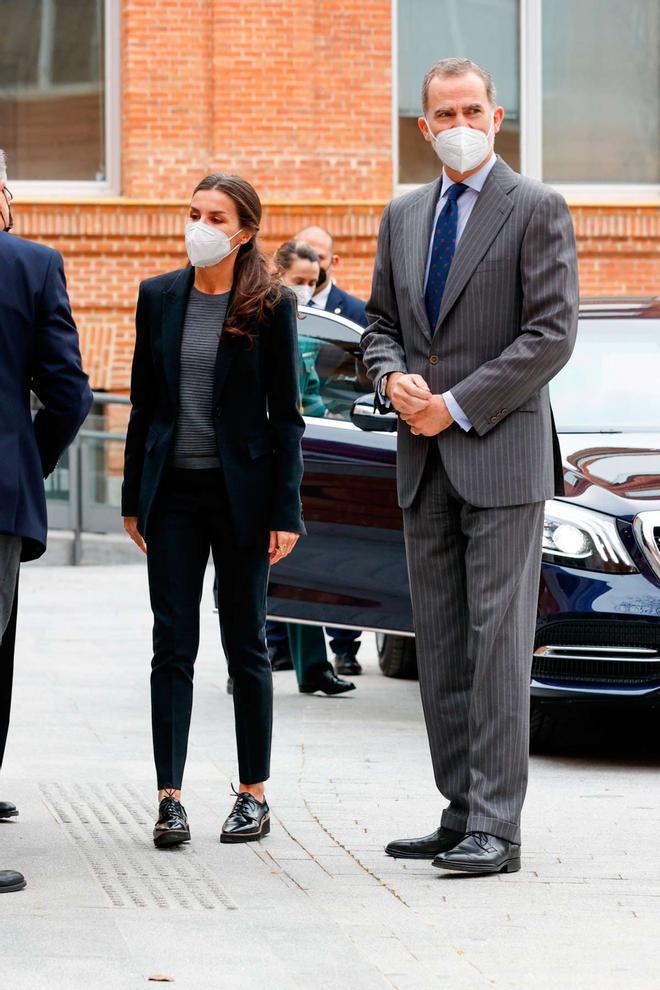 Los reyes Felipe VI y Letizia en su llegada a la sede de Cruz Roja Española con motivo de la crisis de Ucrania