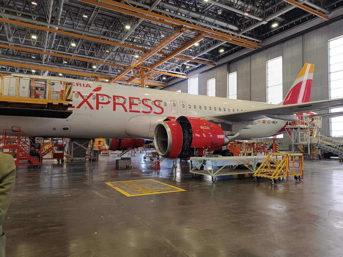 Un avión de Iberia en mantenimiento en el Hangar 6 de La Muñoza.