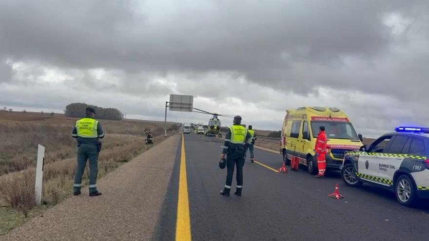 Traslado en helicóptero por colisión múltiple en la A-6 al circular un turismo en sentido contrario