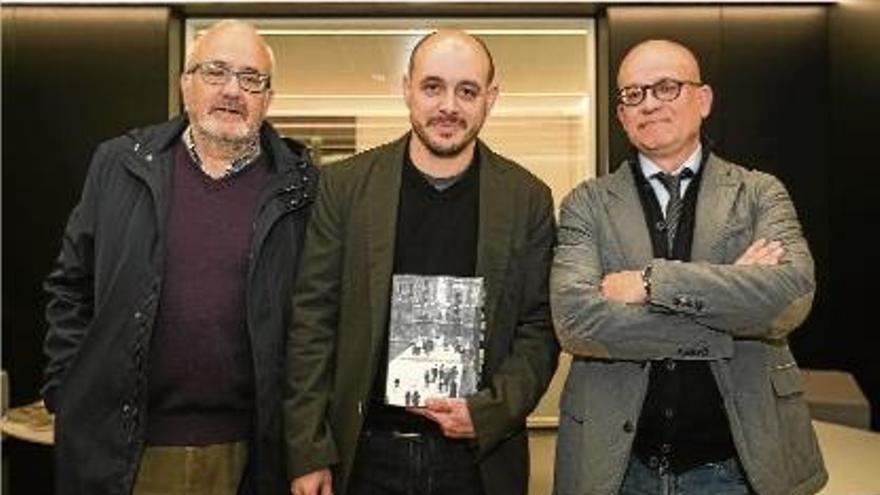 Àngel Duarte, Maximiliano Fuentes i Joaquim Maria Puigverd presenten el llibre.