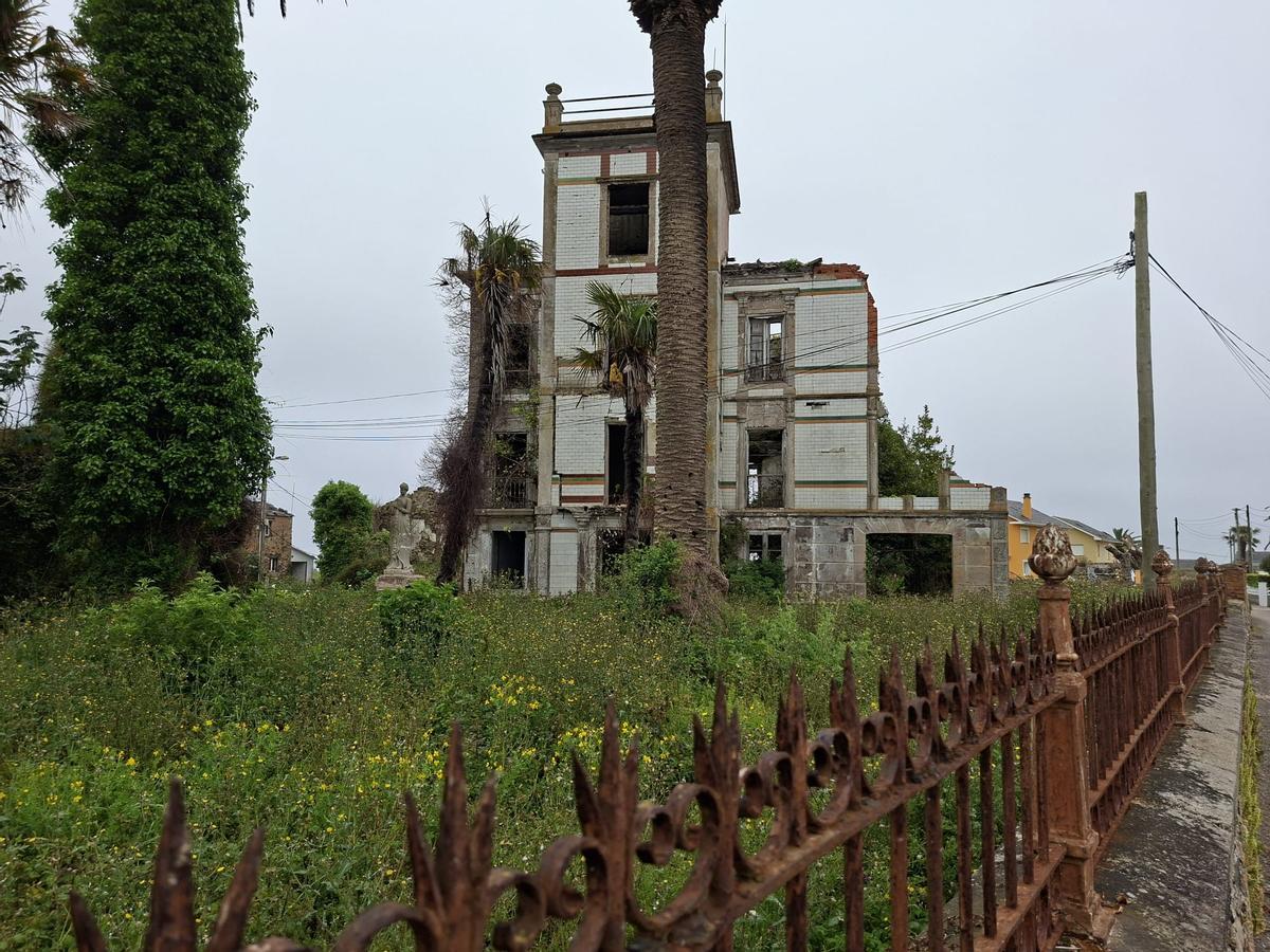 En imágenes: Estado actual de la Torre de Valdepares, en El Franco
