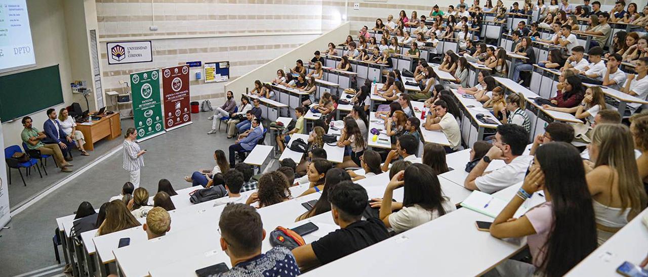 Estudiantes asisten a una jornada inaugural en el campus universitario de Rabanales.