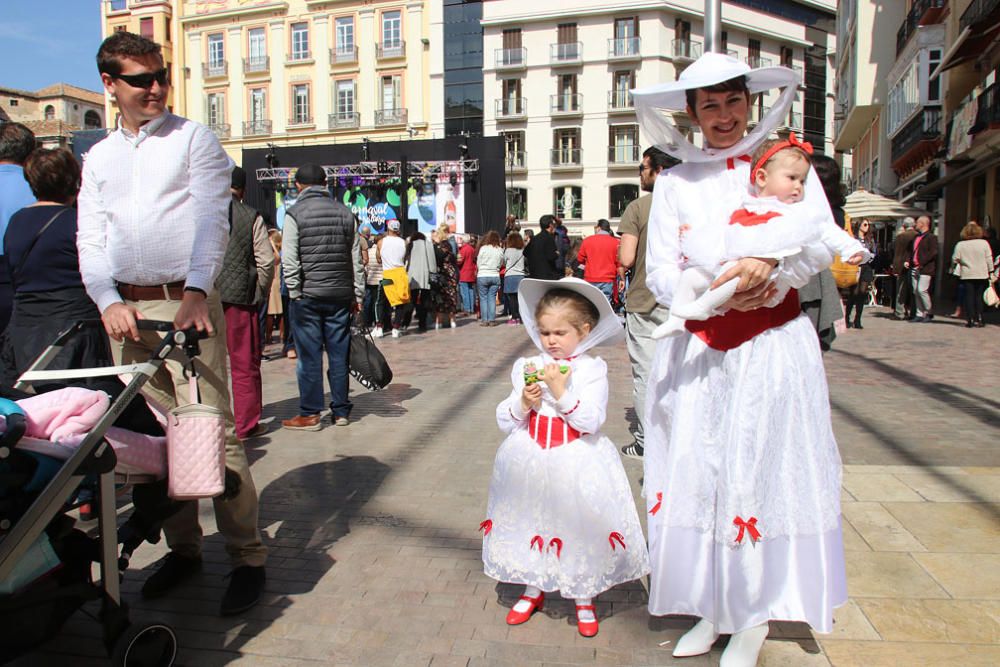 Las familias y los niños disfrazados toman las calles del centro de Málaga el primer domingo de Carnaval.