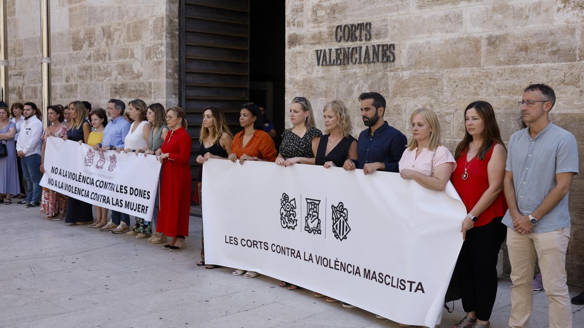 Concentración en repulsa de los asesinatos machistas de Valencia y Alicante.
