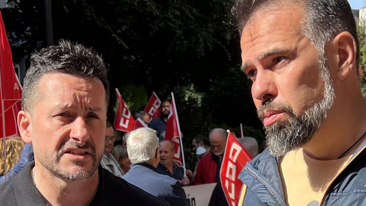 Javier Fernández Lanero, a la izquierda, y José Manuel Zapico, en la concentración celebrada ante la sede de FADE en Oviedo. | Efe