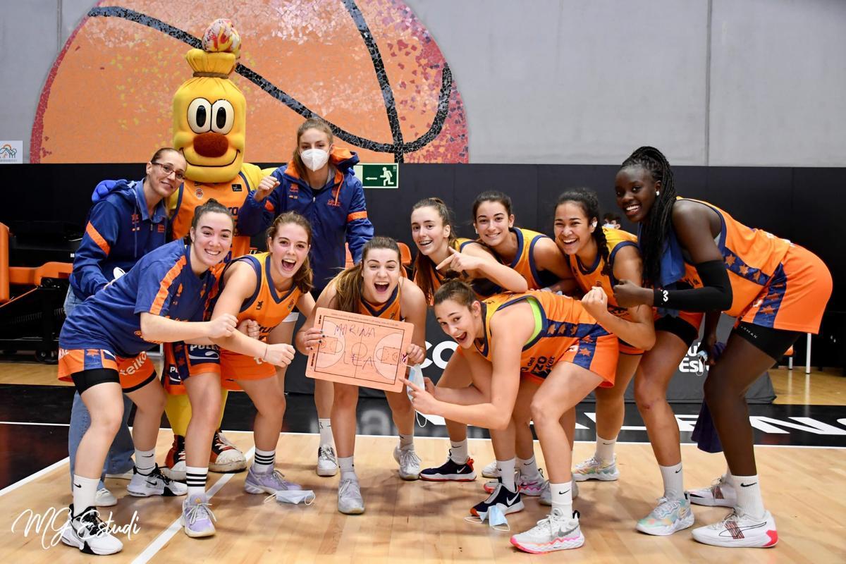 Awa Fam, a la derecha, con sus compañeras de equipo en su etapa en L'Alqueria del Basket.