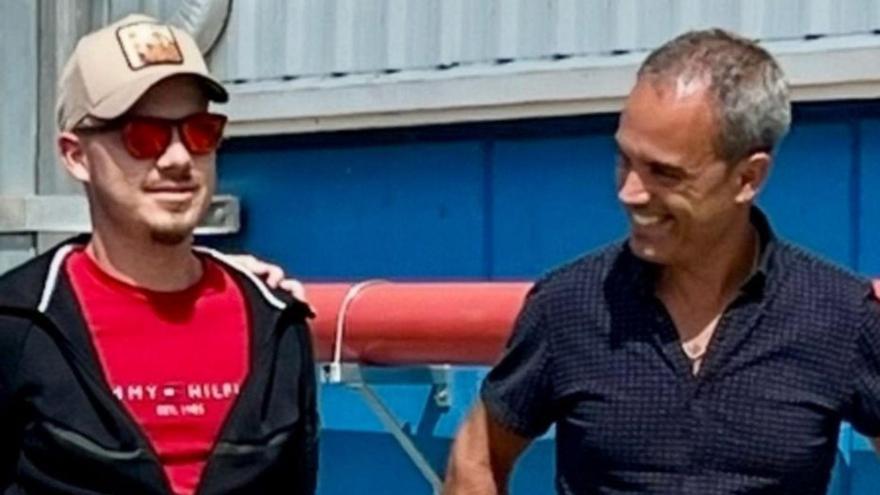 Miguel Gestido y su padre este pasado verano en el muelle de Frigoríficos en Cangas.