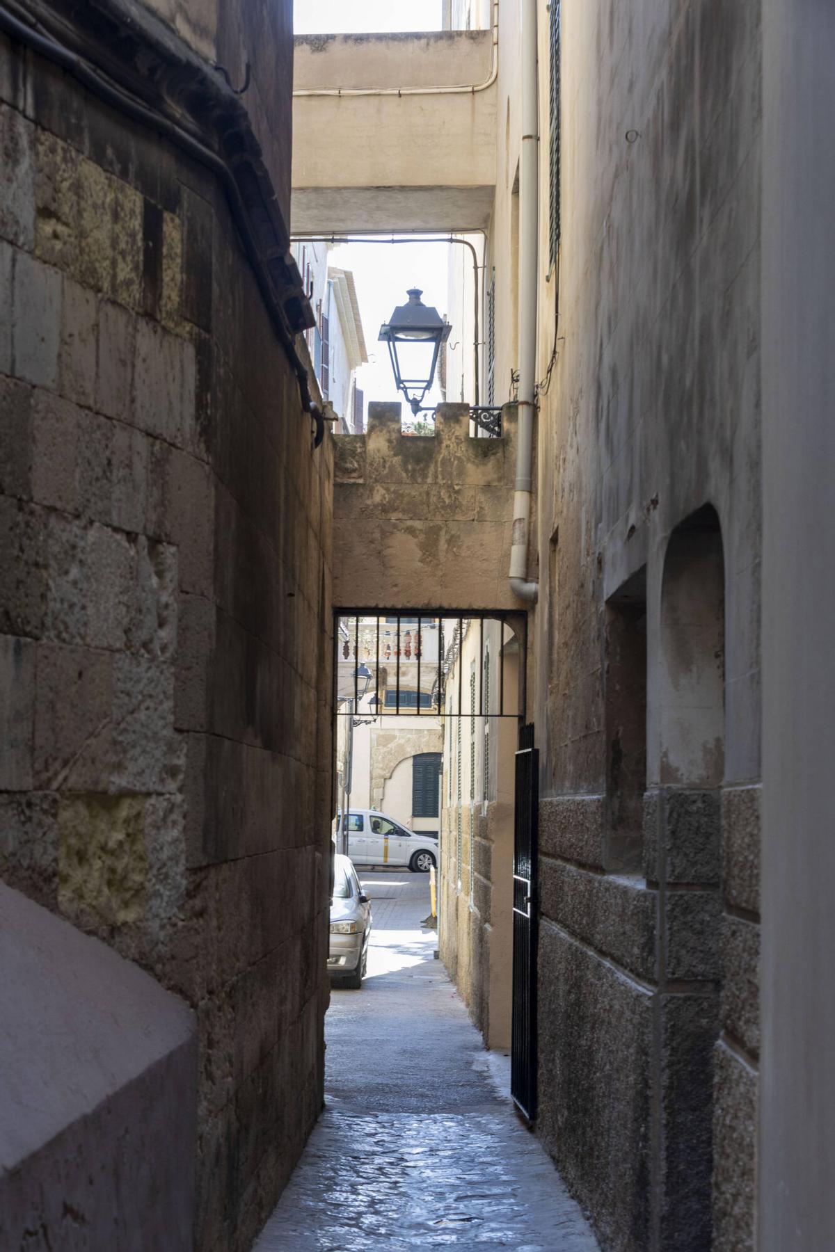 FOTOS | El callejón de menos de un metro de ancho que se esconde en Palma