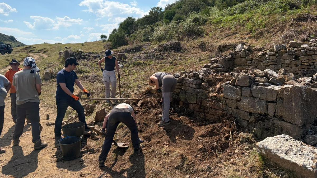 Los arqueólogos en el yacimiento de la campa Cueiru, en el Camín Real de la Mesa.
