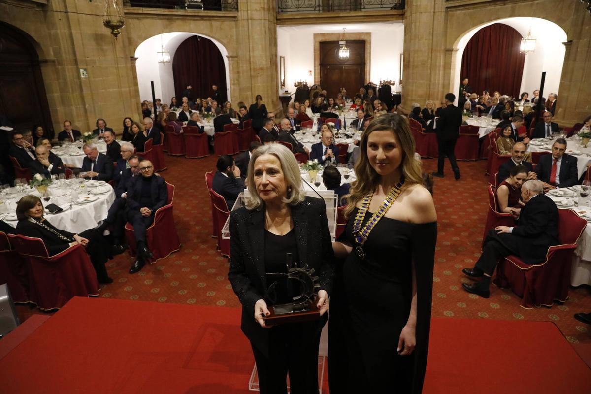 Montaña Sánchez-Arévalo recibe el premio "Mujer Trabajadora" del Rotary Club de Oviedo