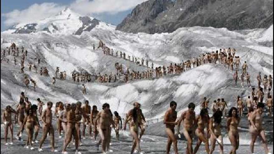 Un centenar de personas desnudas posan en el glaciar de Aletsch durante una sesión del fotógrafo estadounidense Spencer Tunick, cerca de Bettmeralp, Suiza, hoy sábado 18 de agosto, como parte de una campaña de Greenpeace para sensibilizar a la comunidad internacional del peligro del calentamiento de la atmósfera.