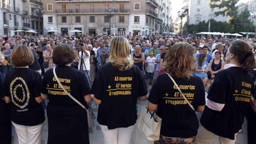 Un millar de personas vuelve a acudir a la plaza de la Virgen de Valencia en día 3.