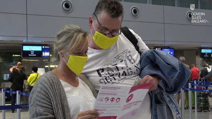 Abflug der ersten Mallorca-Urlauber in Düsseldorf