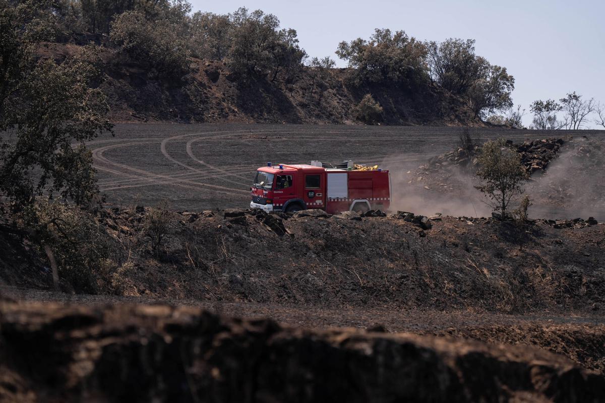 Bomberos trabajan incansablemente para sofocar los rebrotes de fuego en Guardiola, Lleida, este 2 de julio de 2025. El devastador incendio en la región ha cobrado dos vidas y obligado a miles de personas a ser evacuadas.